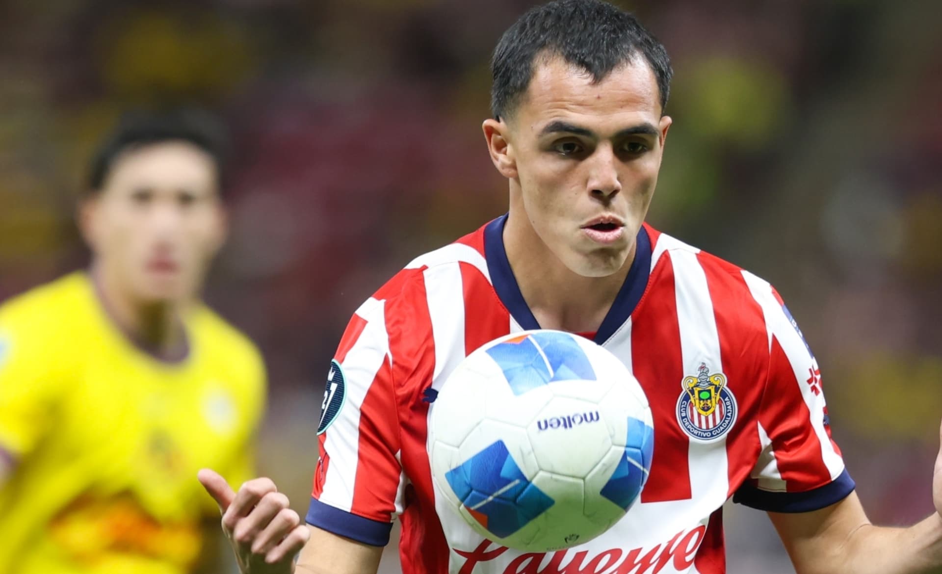 Hugo Camberos domina pelota con el combinado de las Chivas (Fuente: Mexsports)