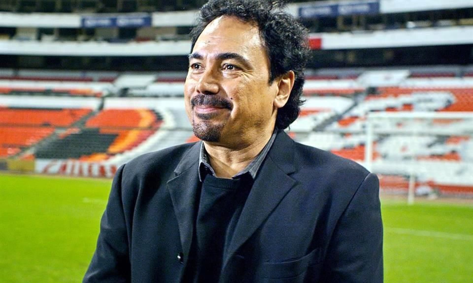 Hugo Sánchez en el estadio Azteca, posando para foto (Fuente: Studio Fútbol)