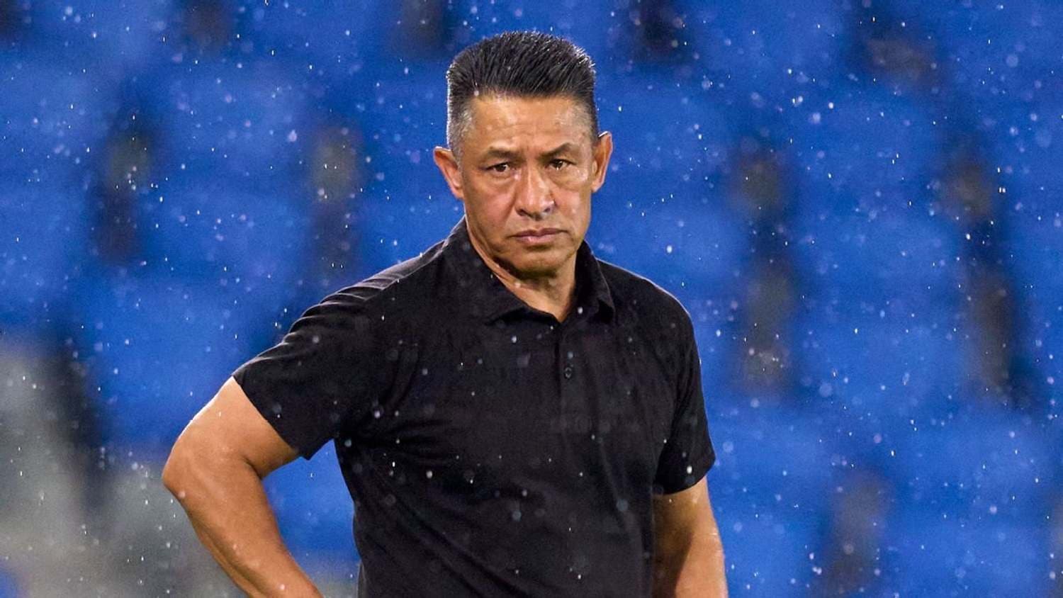 Ignacio Ambriz dejó la dirección técnica del Huesca de la Segunda División de España tras ser cesado.