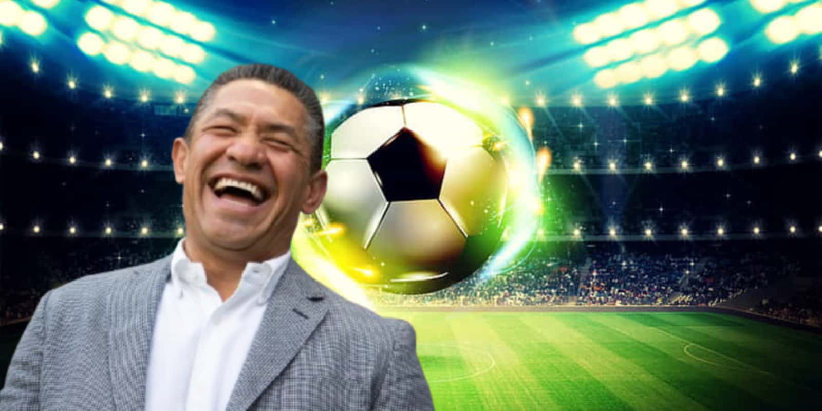 Ignacio Ambriz junto a balón de fútbol / FOTO QUÉ PASA