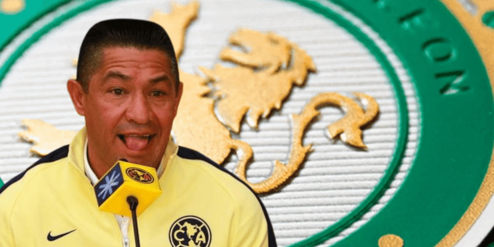 Ignacio Ambriz junto al escudo del Club León / FOTO LA JORNADA
