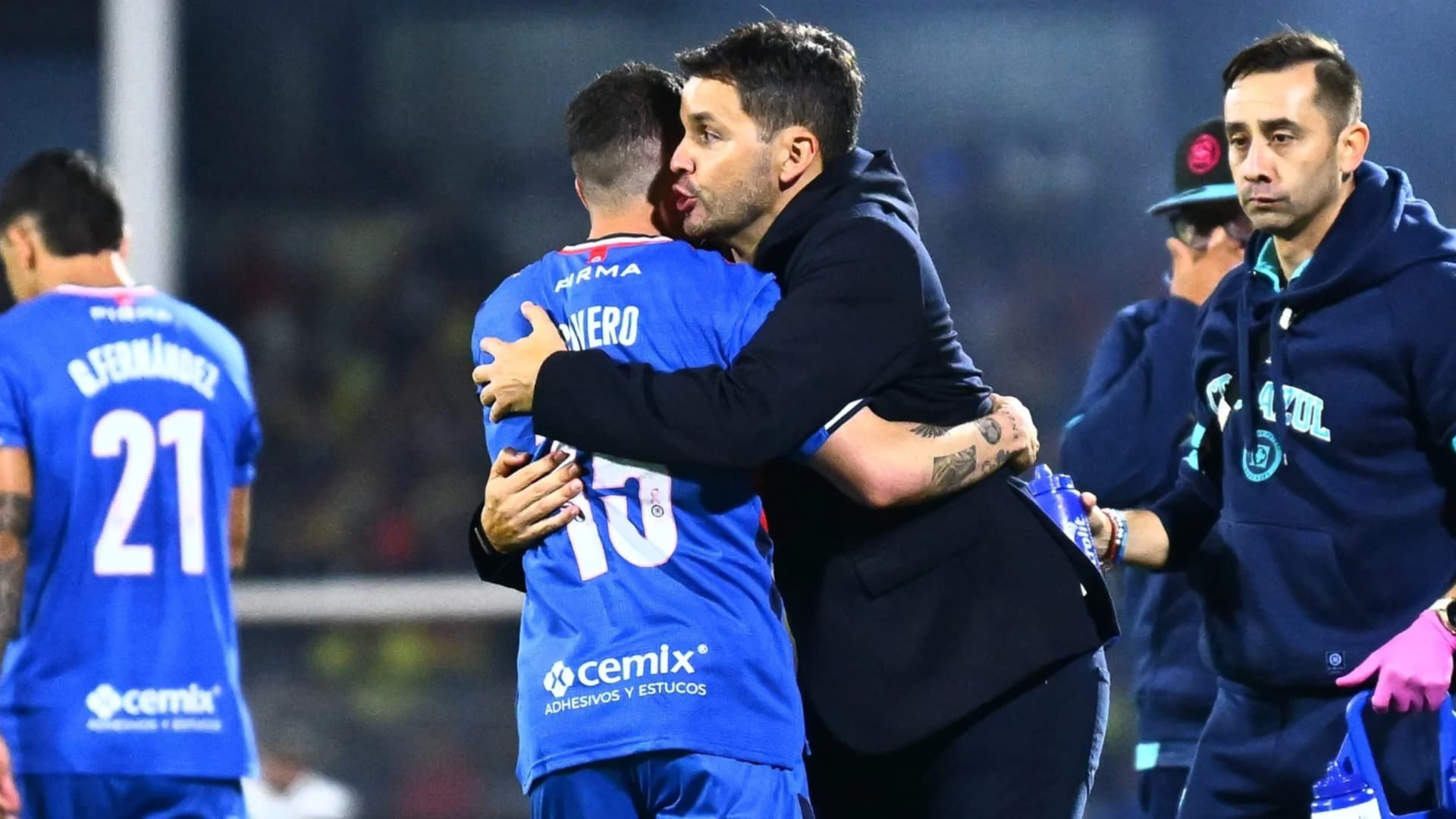 Ignacio Rivero abrazando a Nicolás Larcamón en Cruz Azul