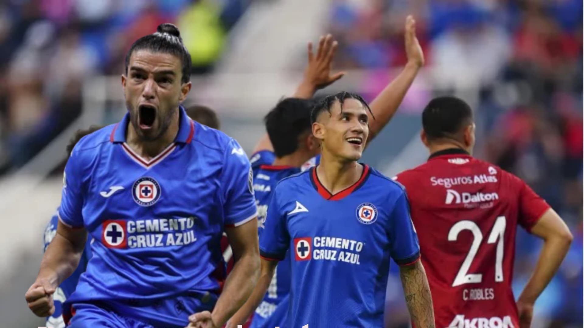 Ignacio Rivero con Uriel Antuna, de fondo el juego vs Atlas
