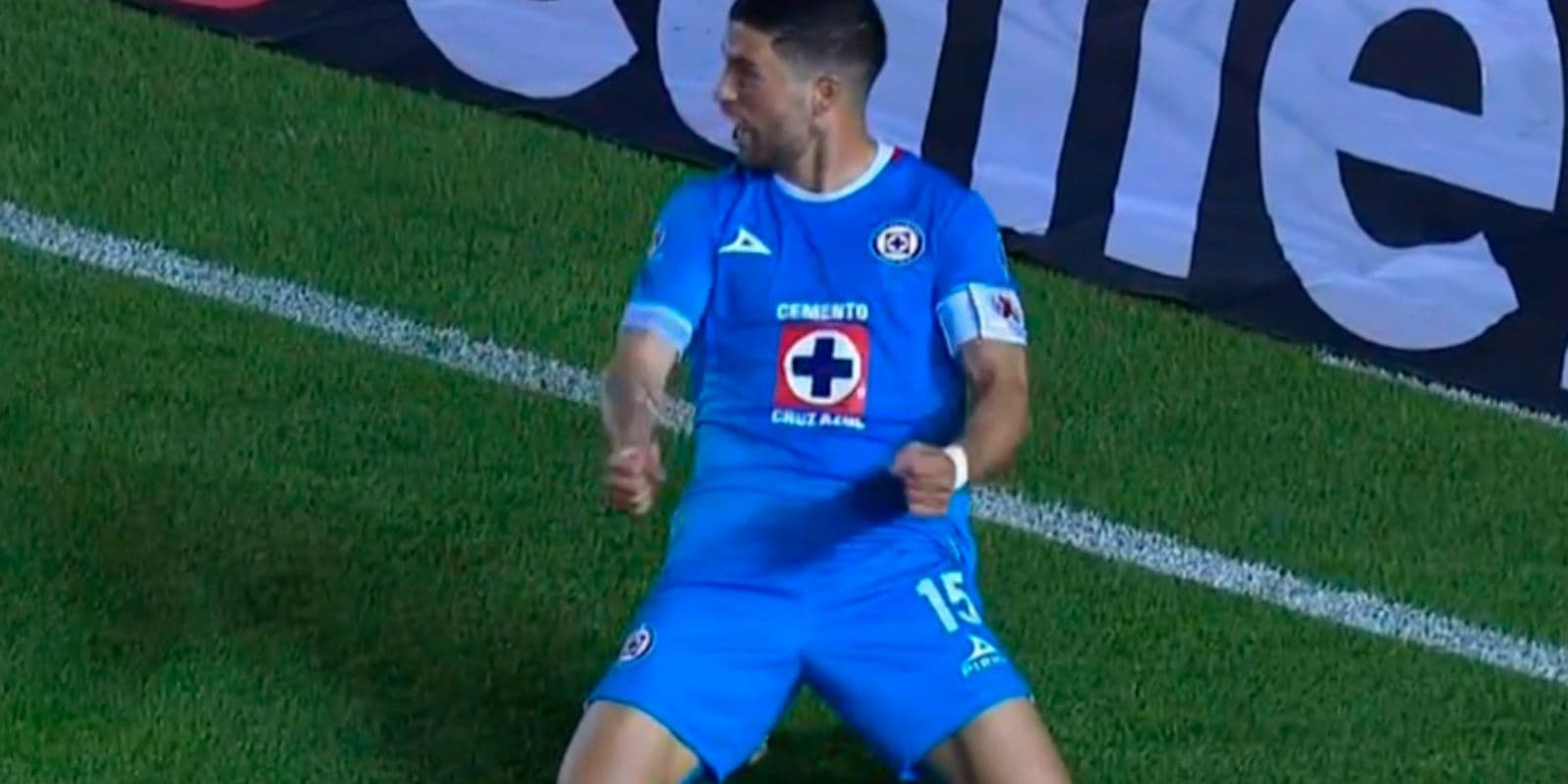 Ignacio Rivero festejando el gol frente a las Chivas (Foto: Captura de video)