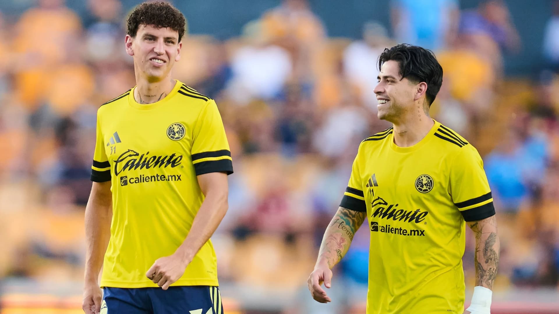 Igor Lichnovsky y Víctor Dávila durante calentamiento en el Club América