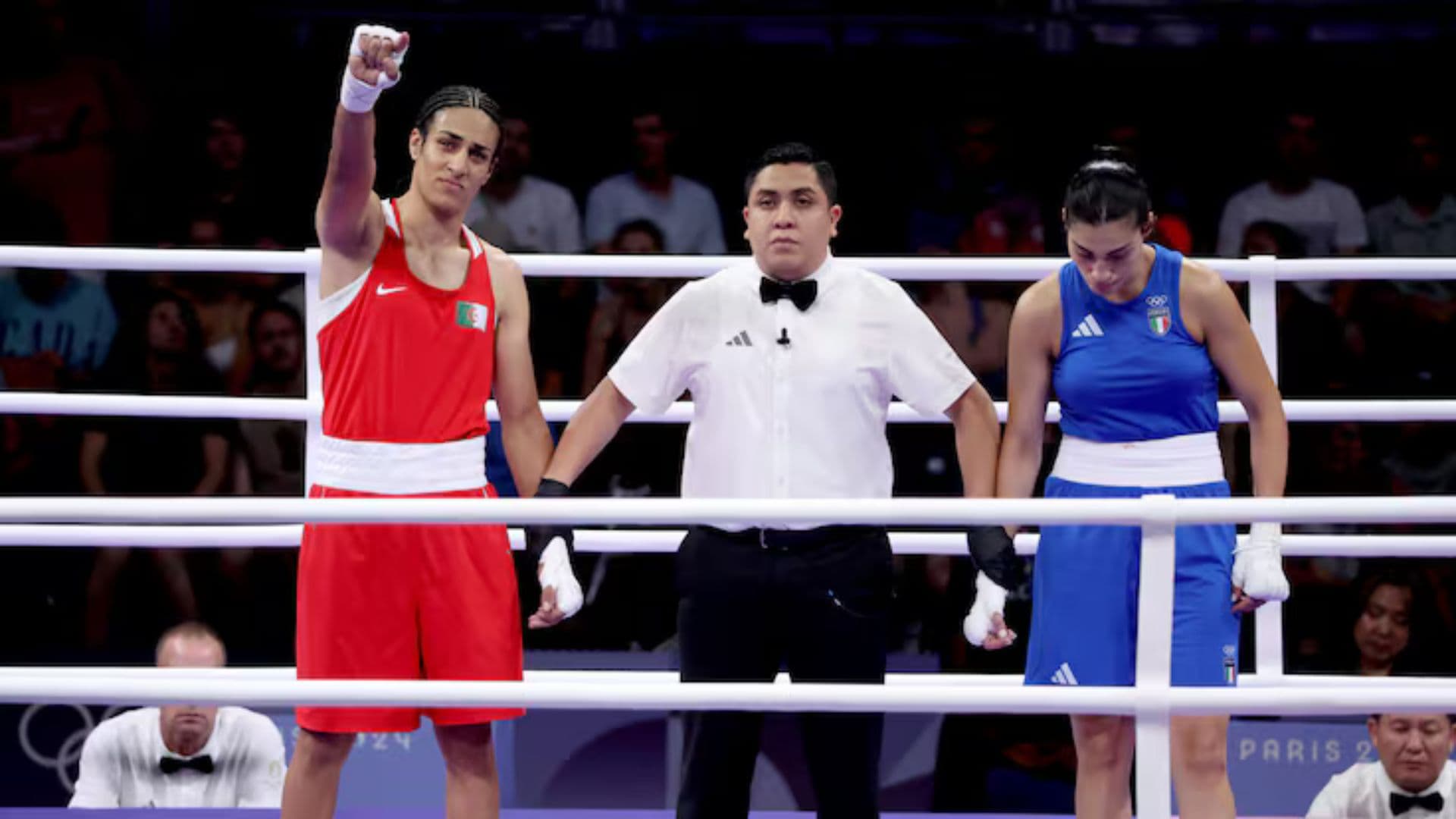 Imane Khelif levanta su brazo al ser nombrada como ganadora. (Foto: EFE)