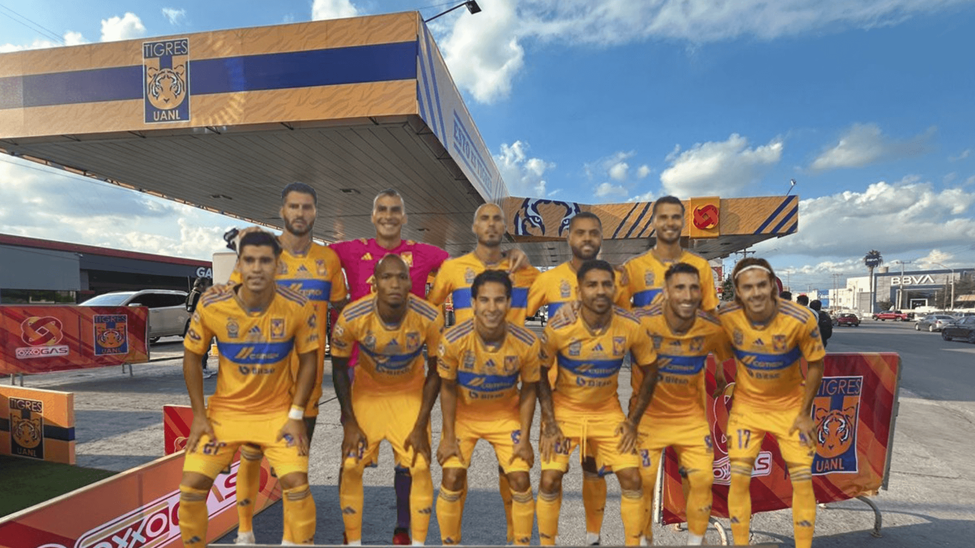 Inauguran Oxxo y Gasolinera temática de Tigres (Foto: TV Azteca y Posta MX)