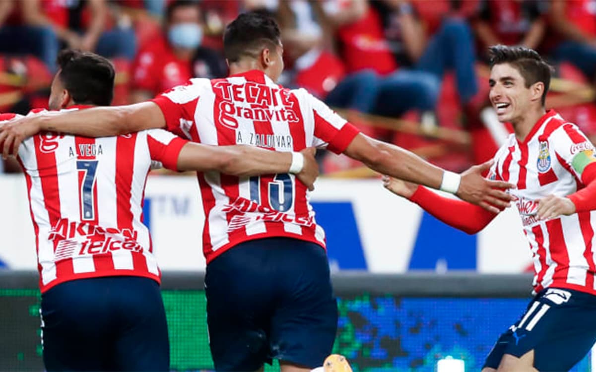 Isaac Brizuela se podría encontrar en una situación similar a la de Alexis Vega en Chivas.