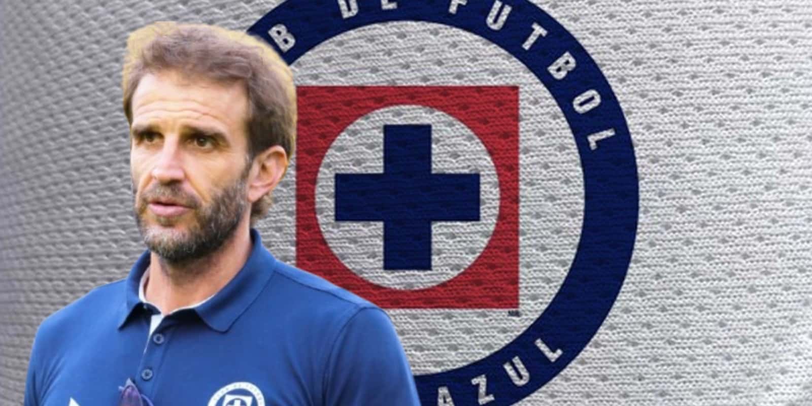 Iván Alonso junto al escudo de Cruz Azul / FOTO JUAN FÚTBOL