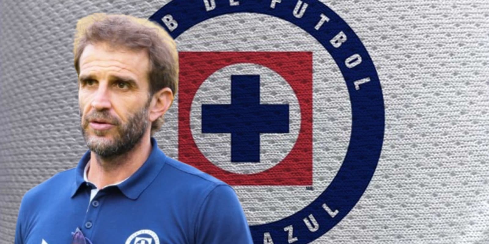 Iván Alonso junto al escudo de Cruz Azul / FOTO JUAN FÚTBOL