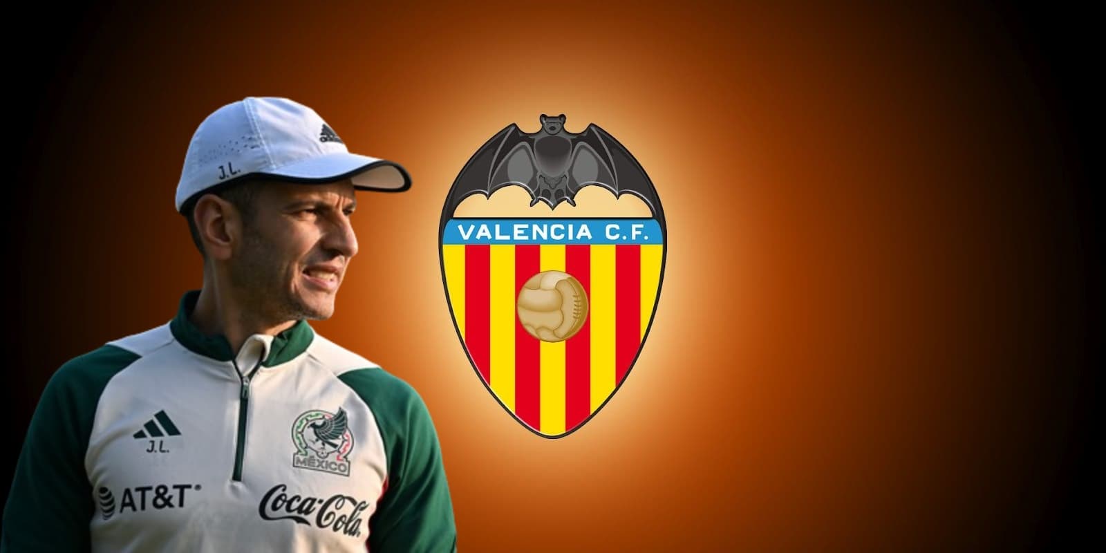 Jaime Lozano junto al escudo del Valencia Club de Fútbol / FOTO Fútbol Total