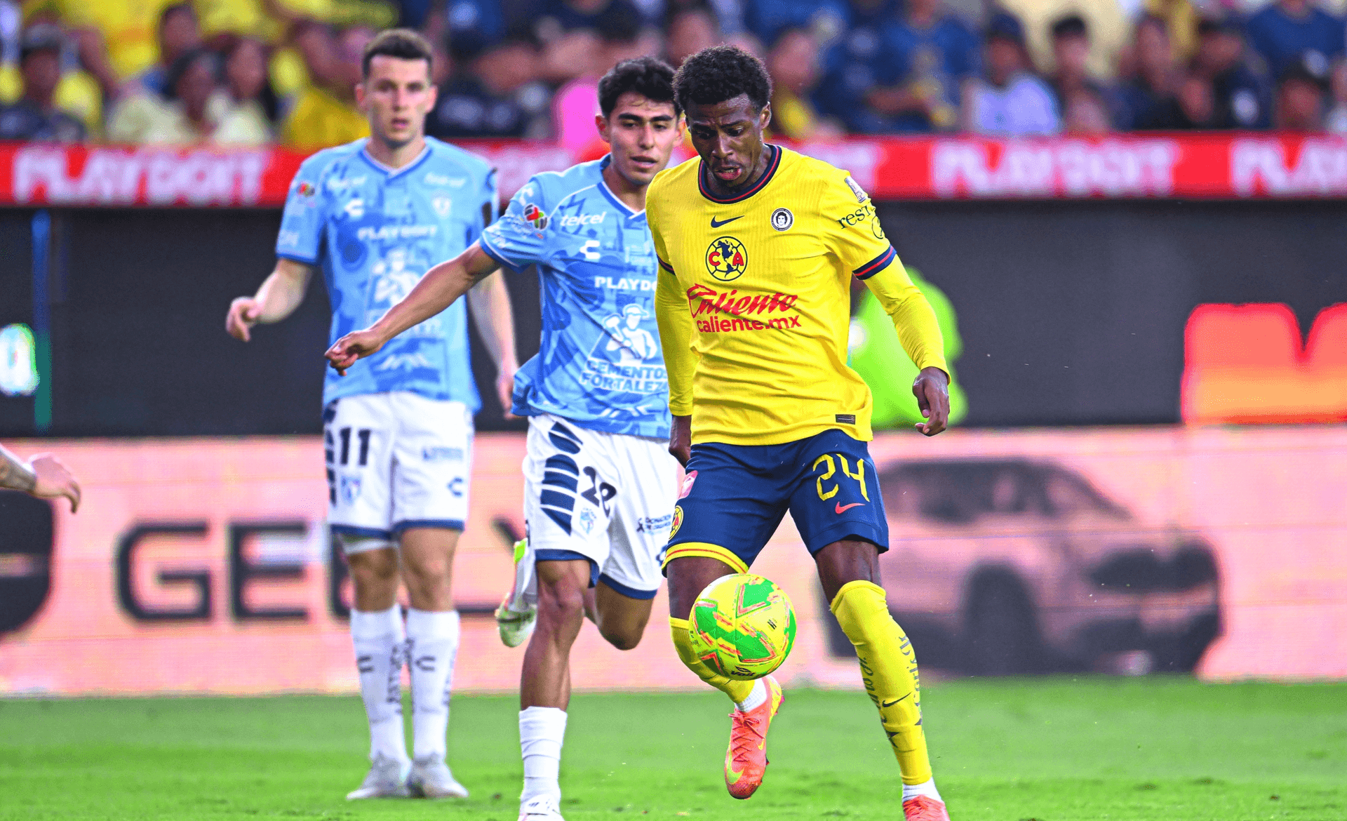 Javairo trata de esquiar una marca ante Pachuca (Fuente: Mexsports)