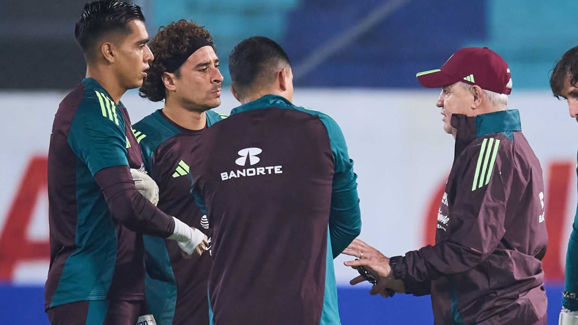 Javier Aguirre dialogando con los porteros de la selección mexicana (Foto: MEXSPORT)