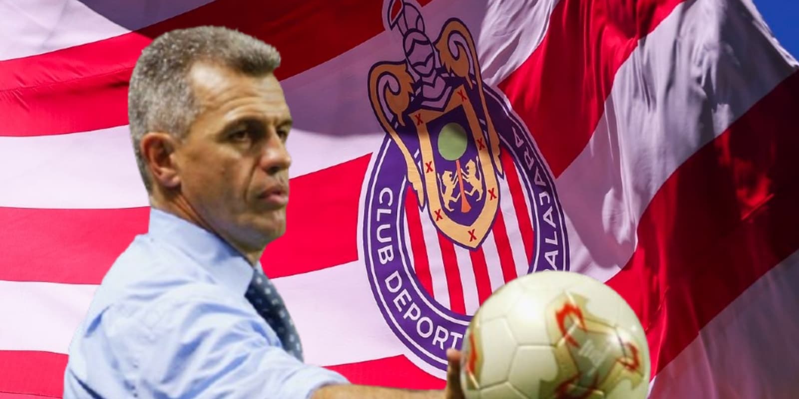 Javier Aguirre junto a bandera de Chivas / FOTO TUDN