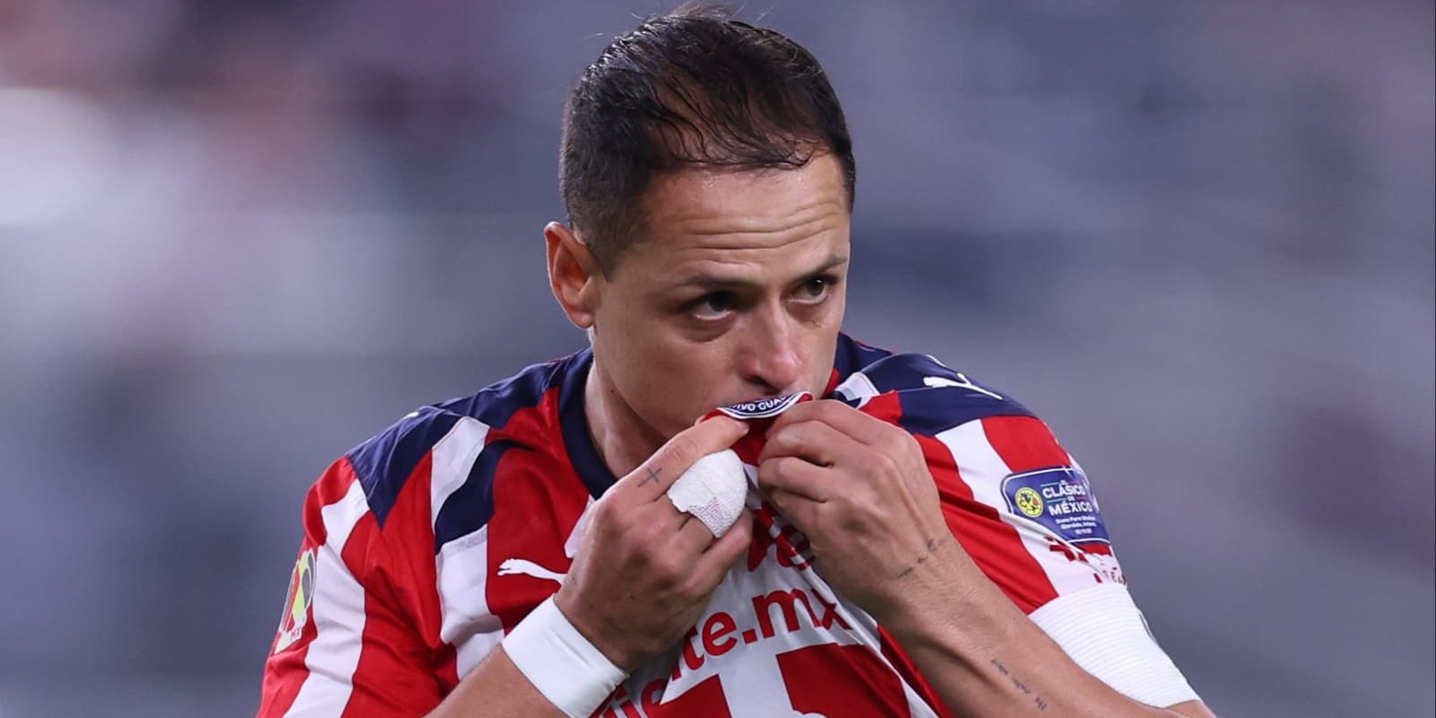 Javier Hernández anotando su gol ante América / FOTO CHIVAS