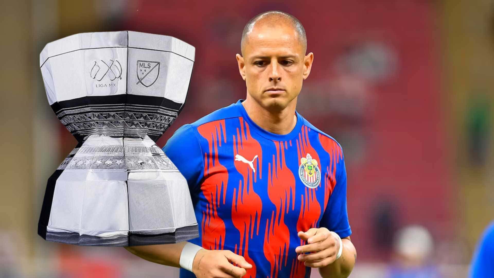 Javier Hernández durante las prácticas de Chivas