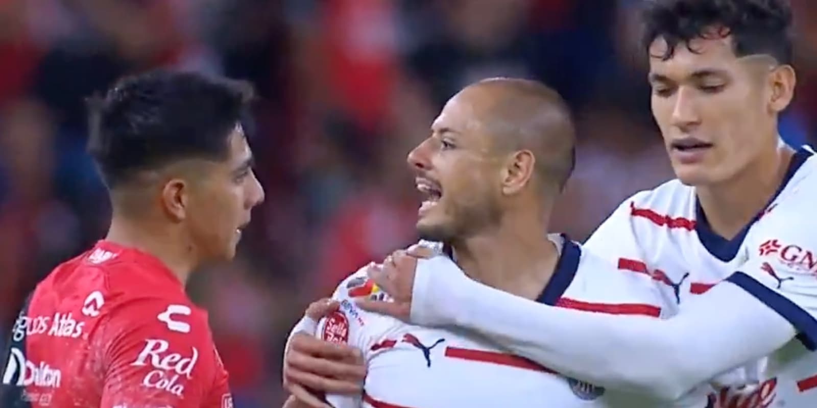 Javier Hernández encarando a Idekel Domínguez / FOTO X