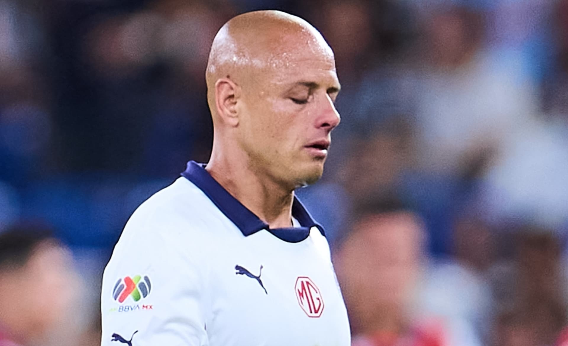 Javier Hernández sale del campo de juego, luego del cotejo ante Rayados (Fuente: Mexsports)