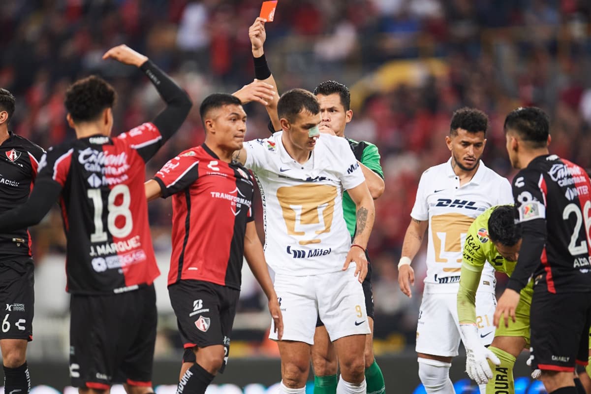 Jesús Angulo quedó noqueado luego de una tremenda patada de Juan Dinenno, pero el defensa del Atlas continuó en el partido.