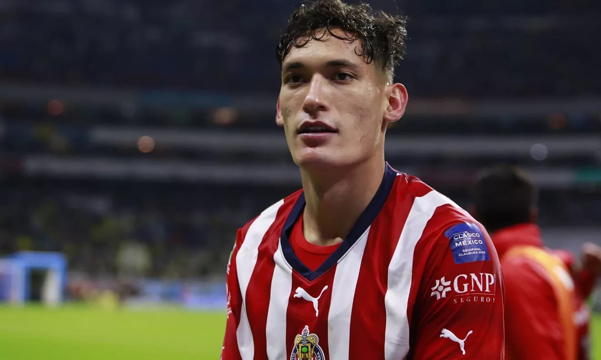 Jesús Chiquete Orozco en el estadio Azteca, luego de un partido de Chivas (Fuente: Mexsports)