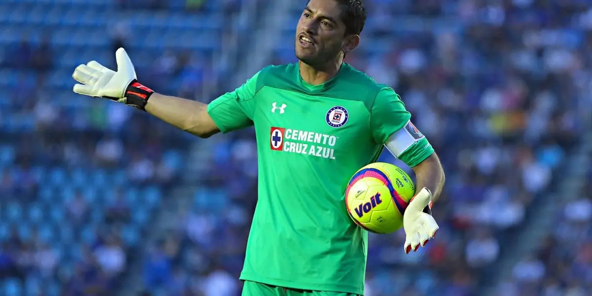 Jesús Corona no continuaría en Cruz Azul, pero otro club le pondría una oferta sobre la mesa.