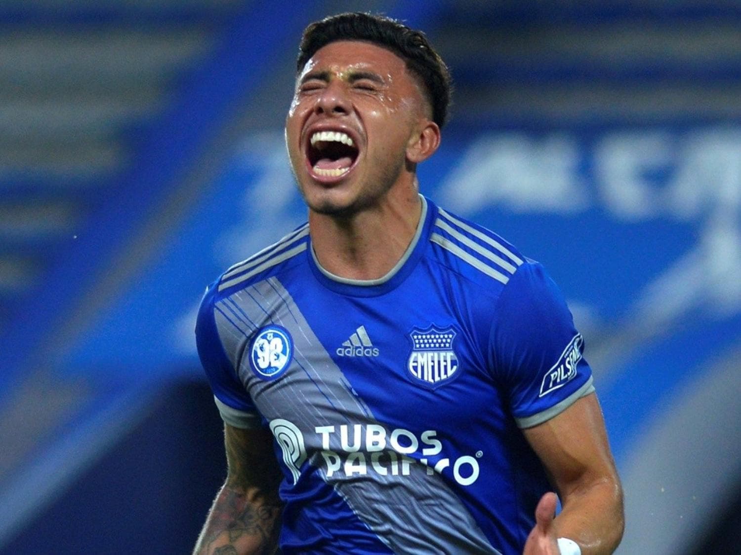 Joao Joshimar Rojas juega como extremo izquierdo, derecho y como segundo delantero en el Emelec y actualmente está valuado en 600 mil euros.
