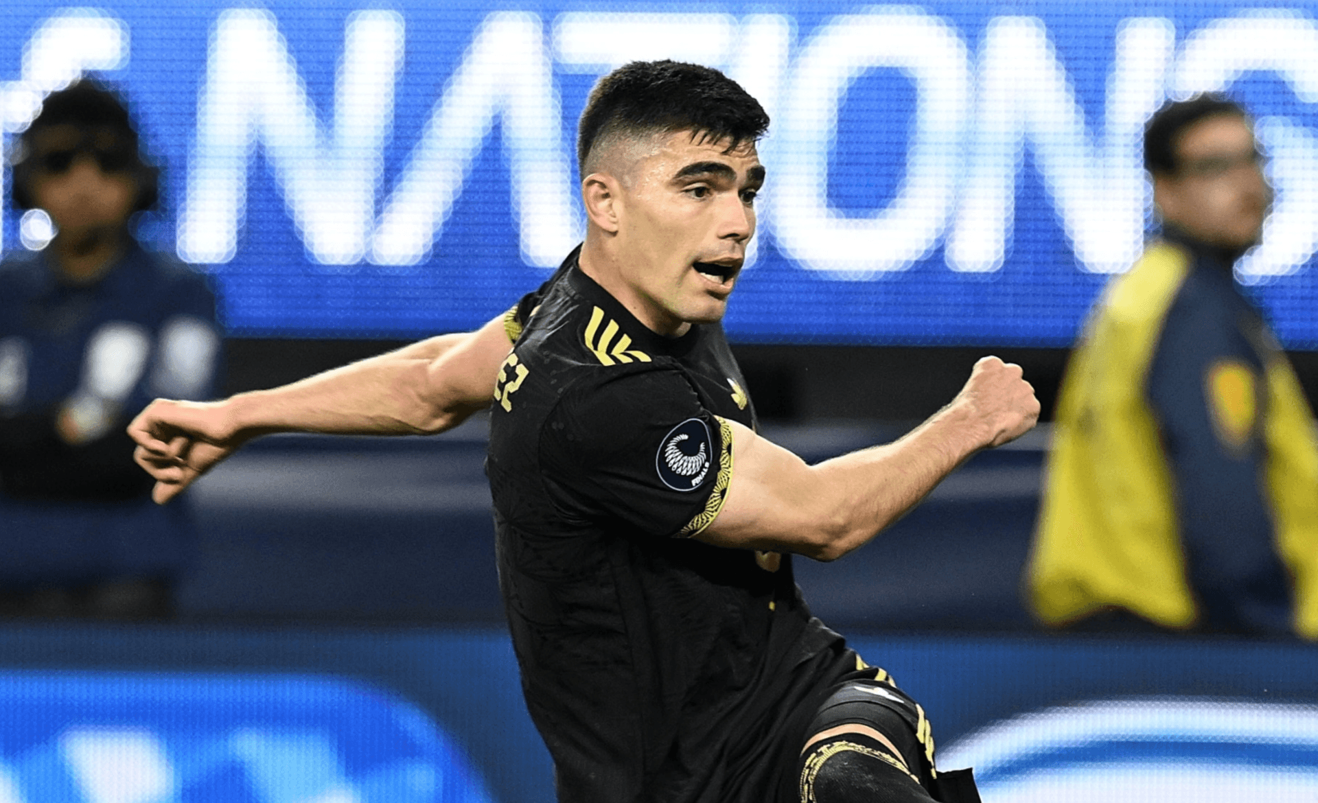 Johan Vásquez despeja pelota en torneo de Concacaf (Fuente: Mexsports)