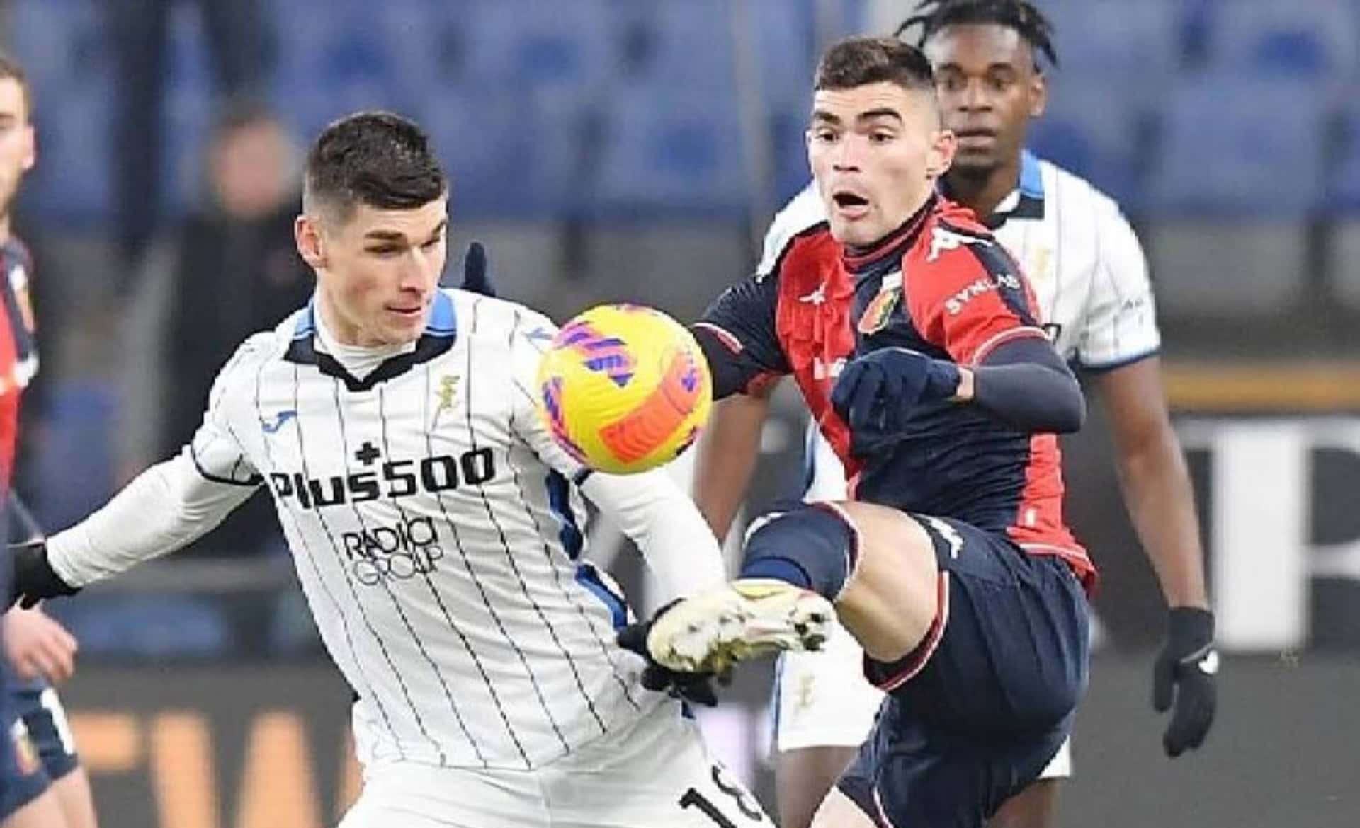 Johan Vásquez quita la pelota a un jugador de Atalanta (Fuente: Marca)