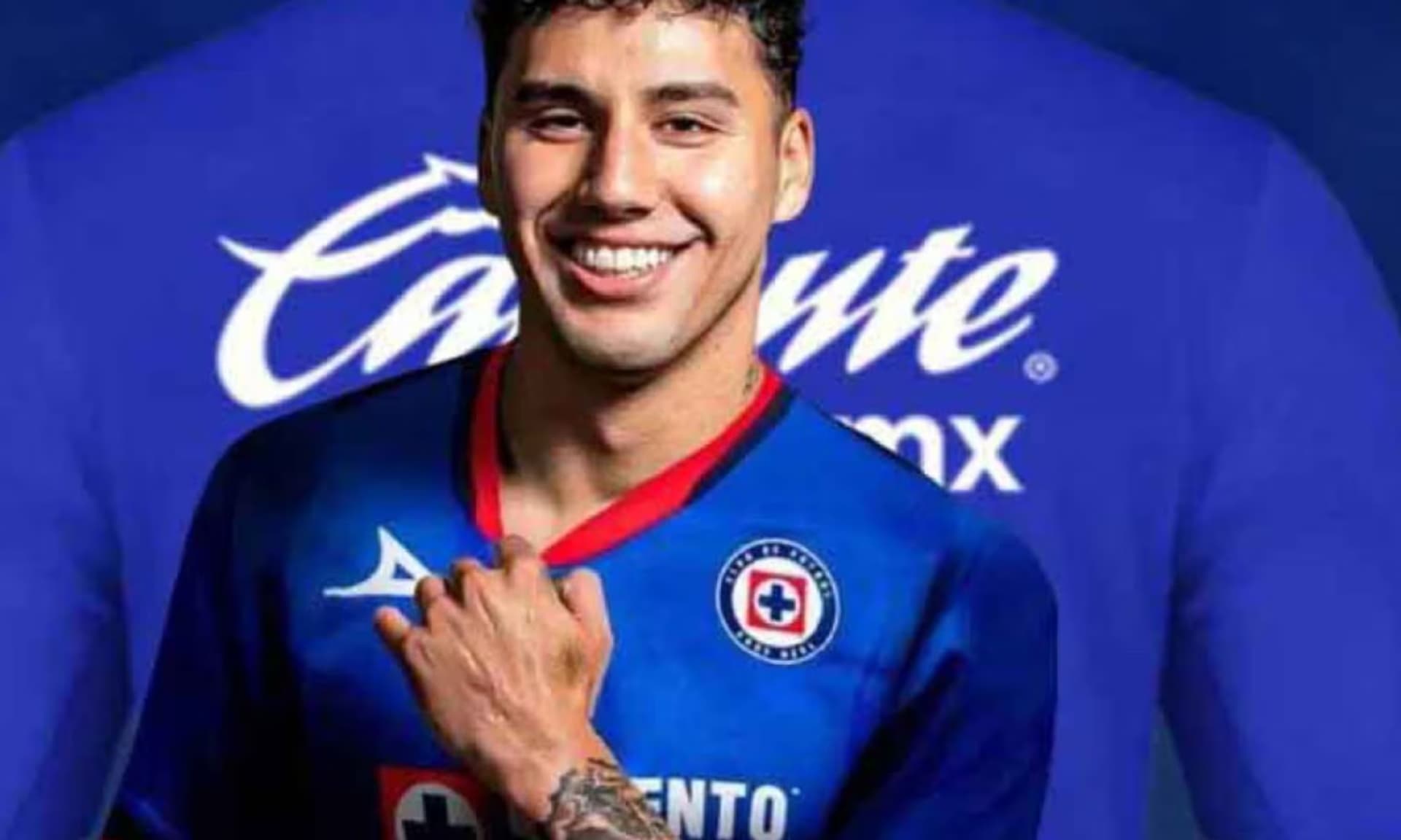 Jorge Sánchez modelando la playera de Cruz Azul (Fuente: Tu portal)