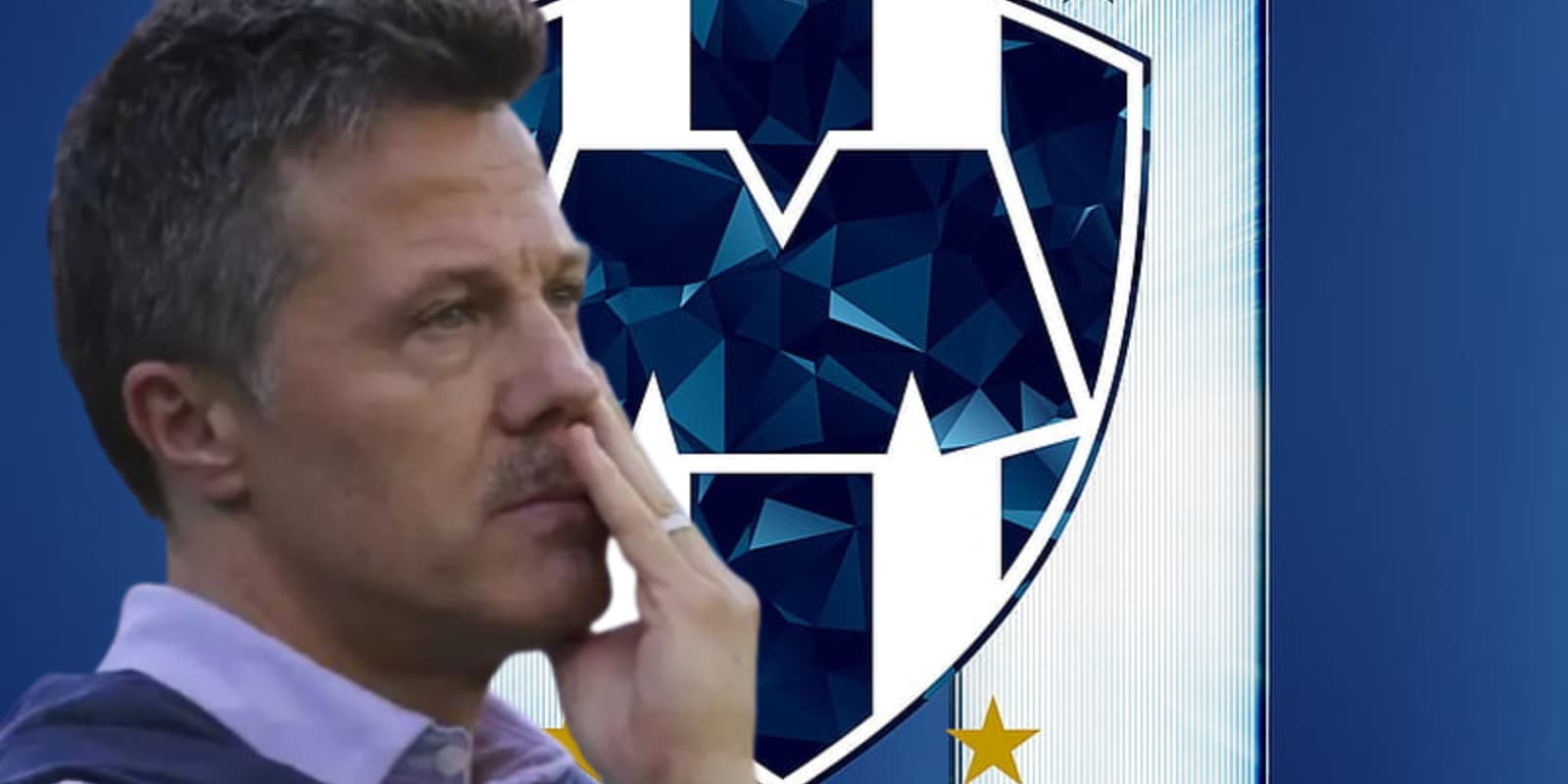 José Antonio Noriega junto al escudo de Rayados / FOTO FACEBOOK