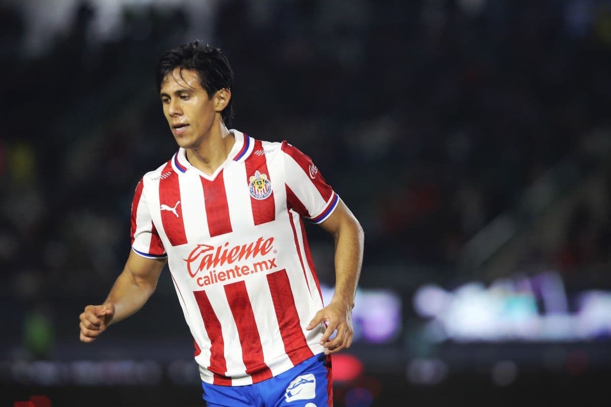 José Juan Macías sí podría salir de Chivas pero ya no al Betis sino a otro club en Europa.