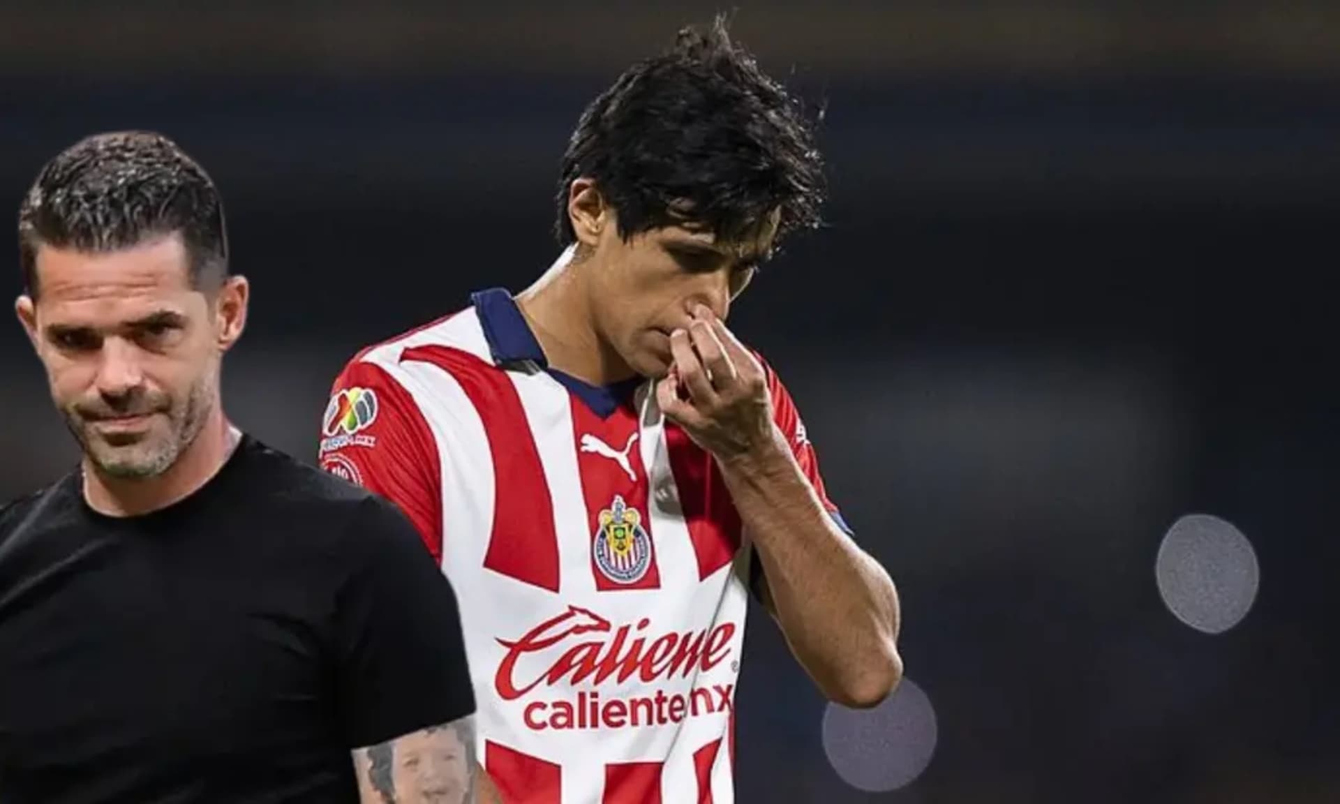 José Juan Macías triste por una jugada, Fernando Gago a su izquierda / Mexsports