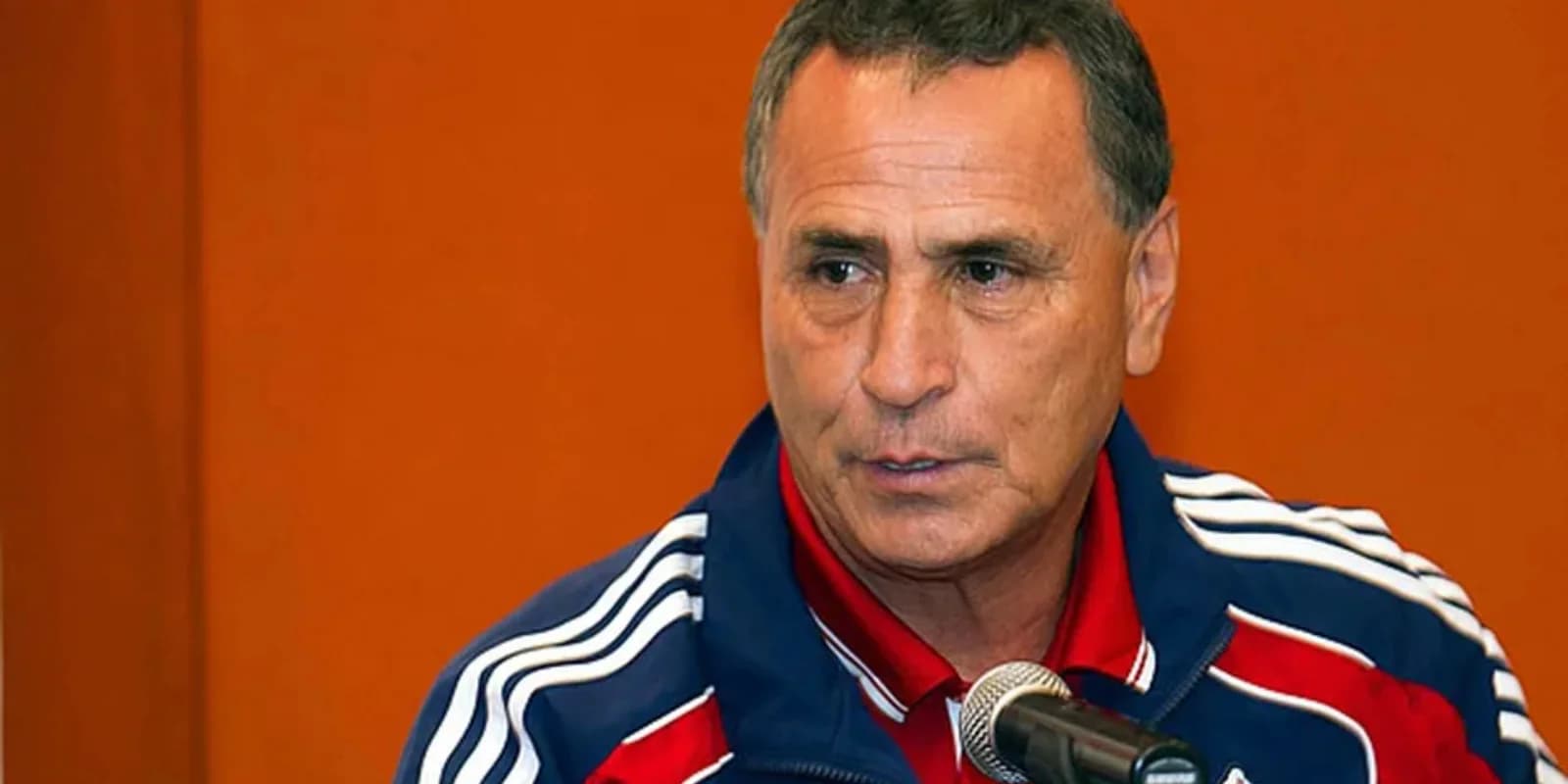 José Luis Real fue el entrenador que pudo llevar a Chivas a una histórica final de Copa Libertadores