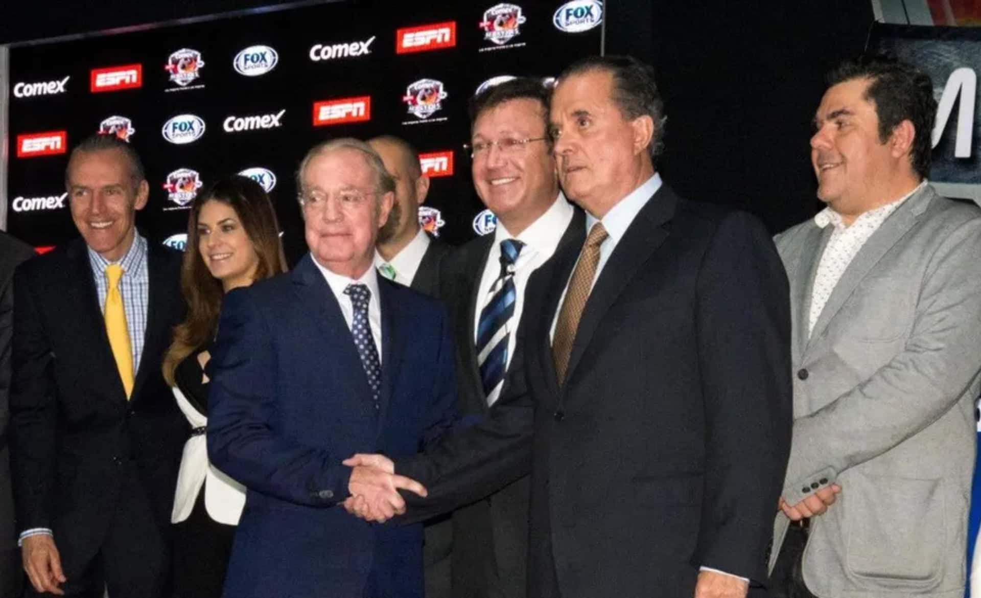 Joserra y Orvañanos saludan en un evento (Fuente: Medio Tiempo)