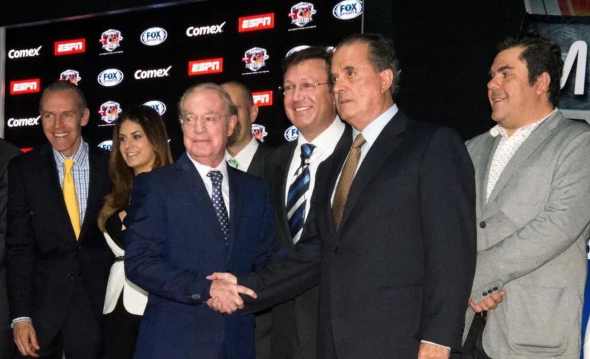 Joserra y Orvañanos saludan en un evento (Fuente: Medio Tiempo)