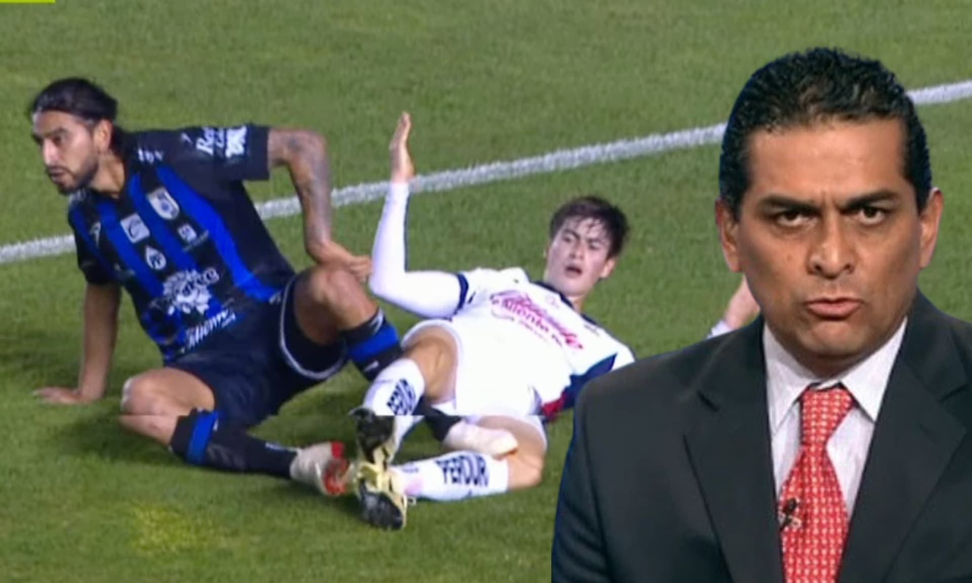 Jugada en la que el defensa de Querétaro pisa el muslo de Armando González (Fuente: Caliente)