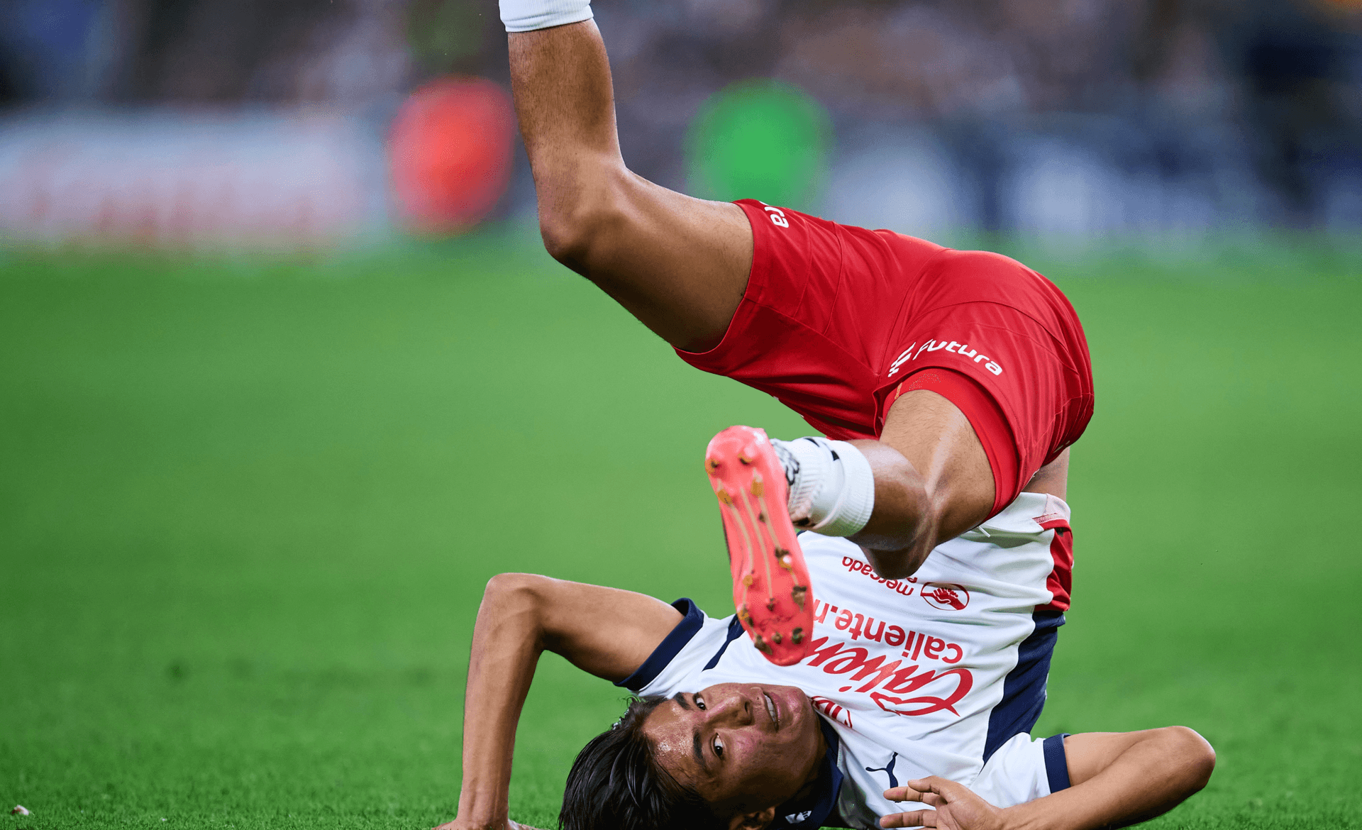 Jugador de Chivas cae mal tras ir por una pelota por aire (Fuente: Mexsports)