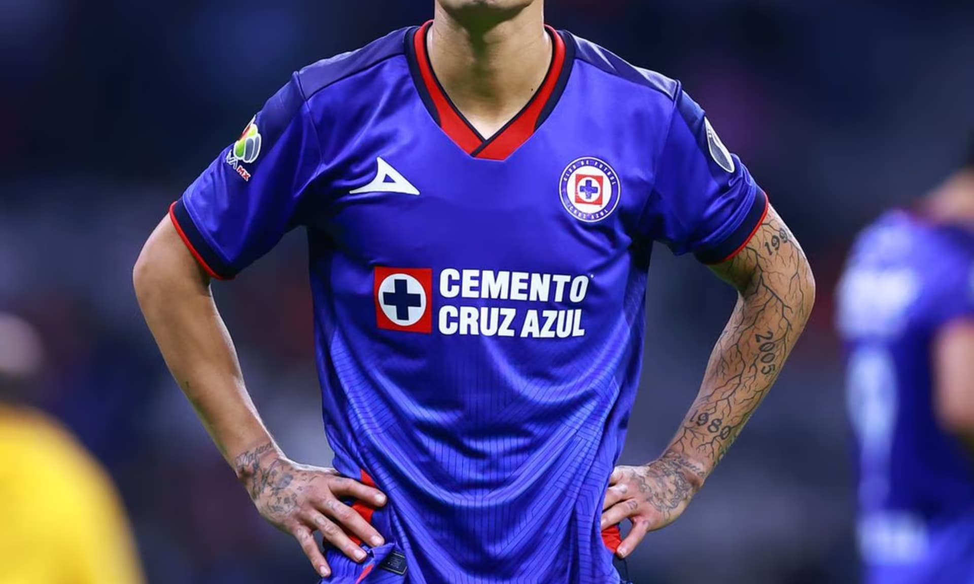 Jugador de Cruz Azul en el campo de juego del Estadio Azteca / El Universal