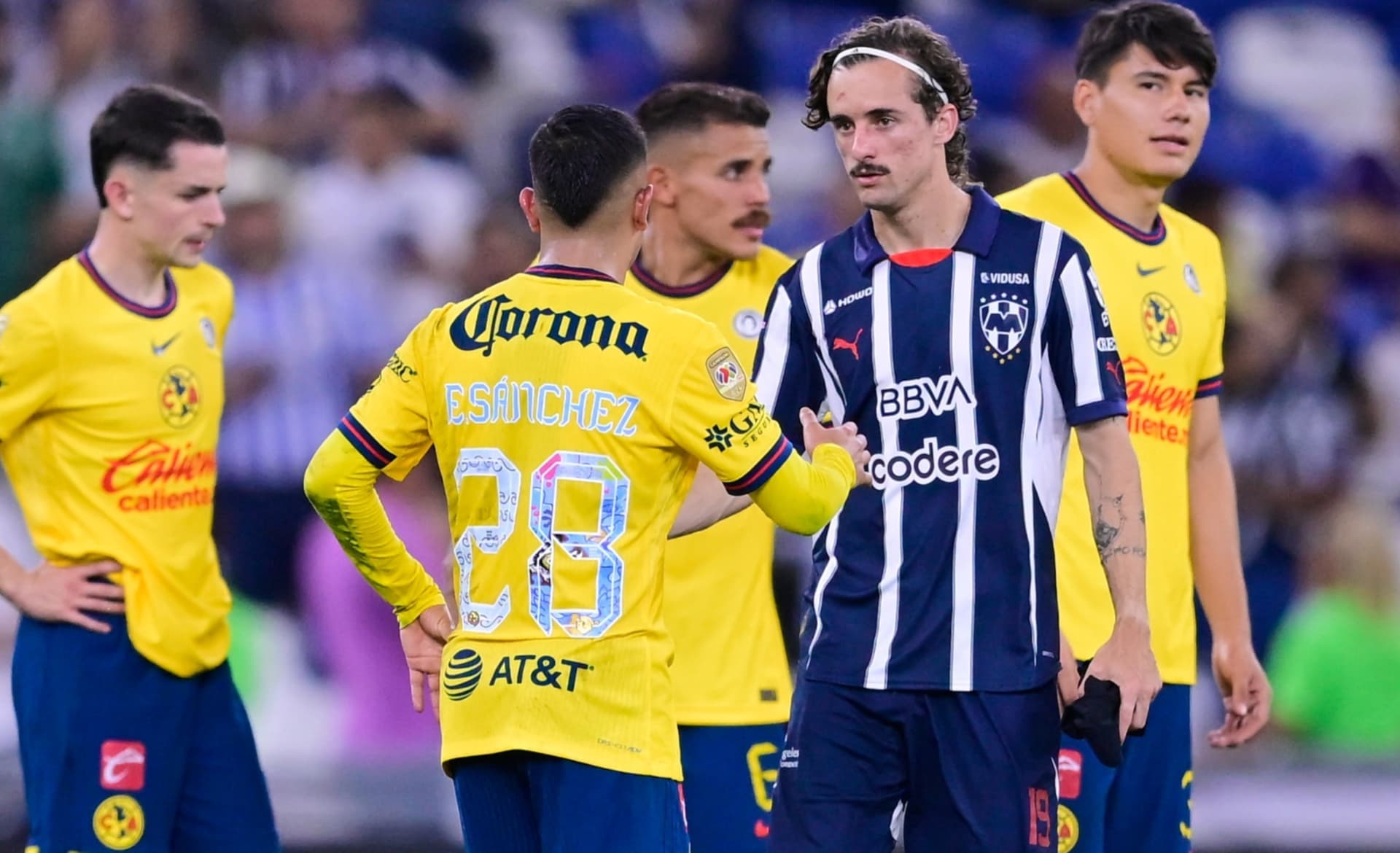 Jugador de Rayados saluda a uno del América (Fuente: Mexsports)
