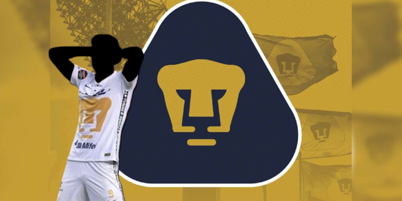 Jugador ingónito de Pumas junto al escudo del club felino / FOTO TUDN