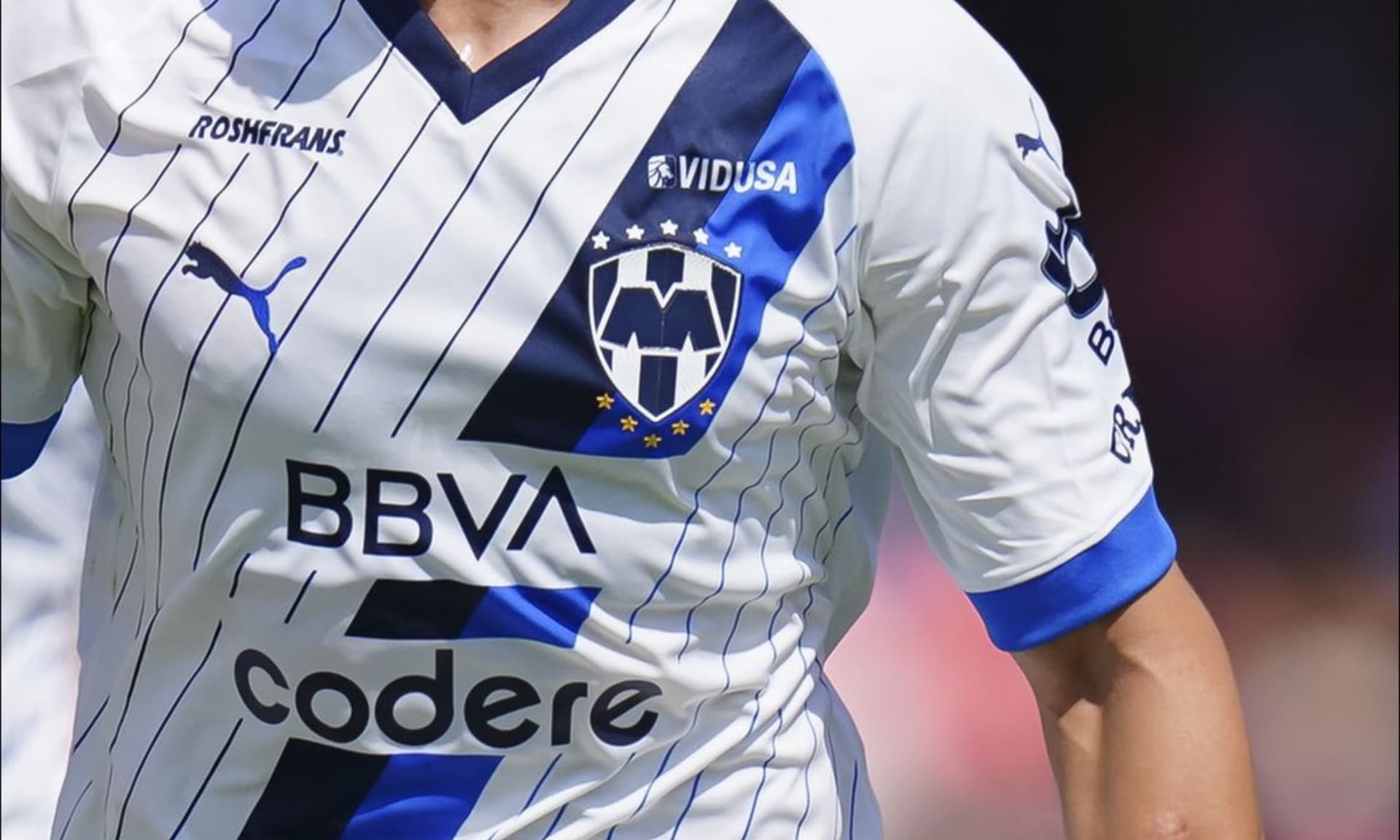 Jugador modela la playera alterna del combinado de Rayados ( Fuente: El Universal)