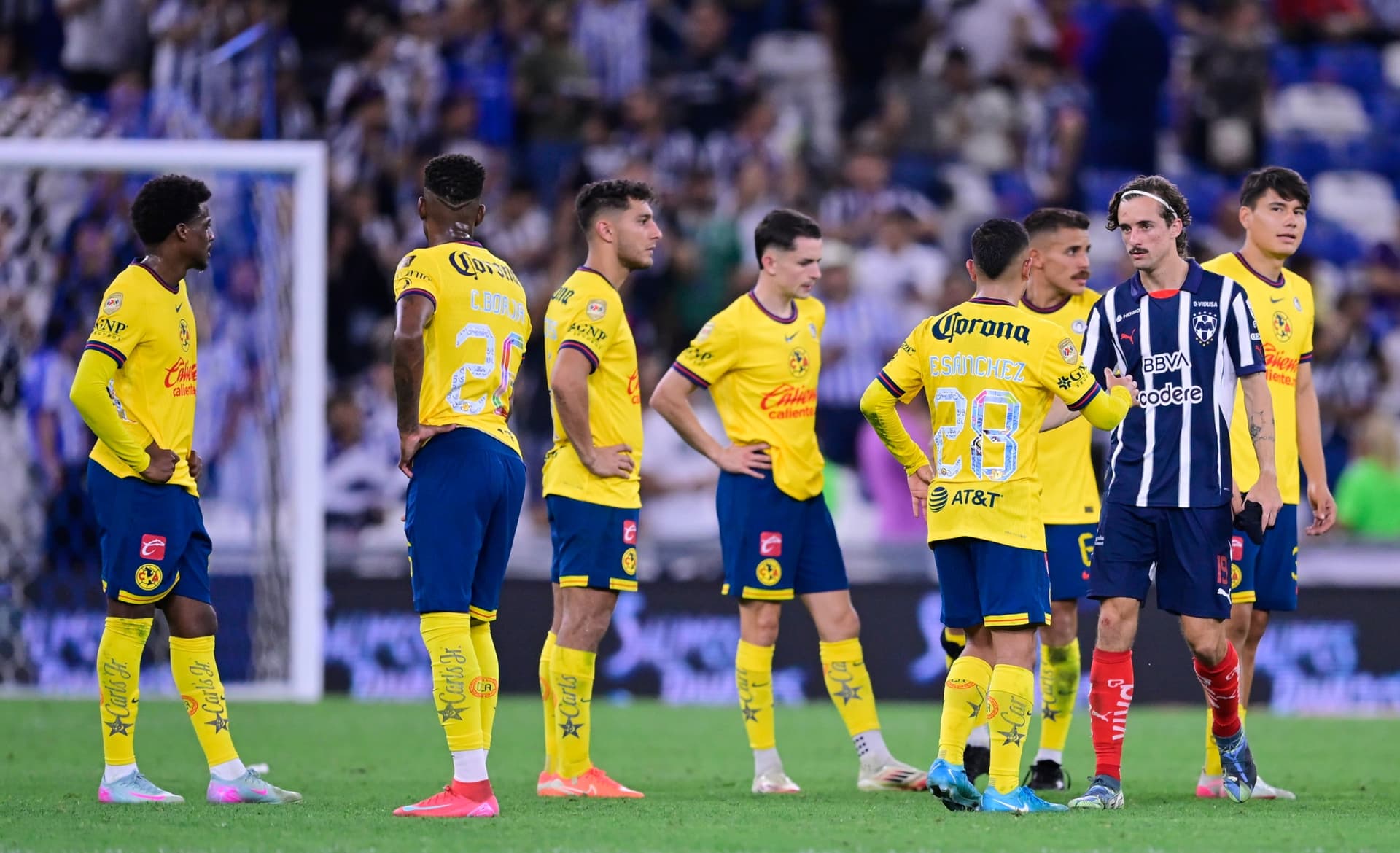Jugadores de América se lamentan por la derrota ante Rayados (Fuente: Mexsports)