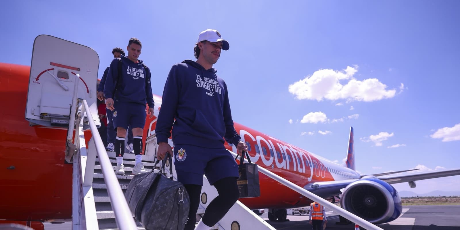 Jugadores de Chivas bajando del avión / FOTO CHIVAS