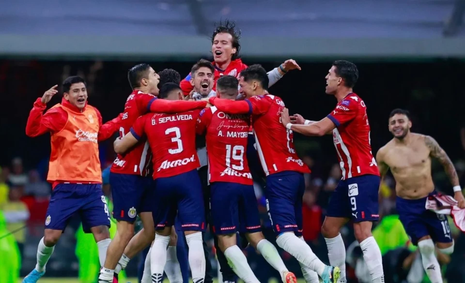 Jugadores de Chivas celebran tras ganarle al América (Fuente: Mexsports)