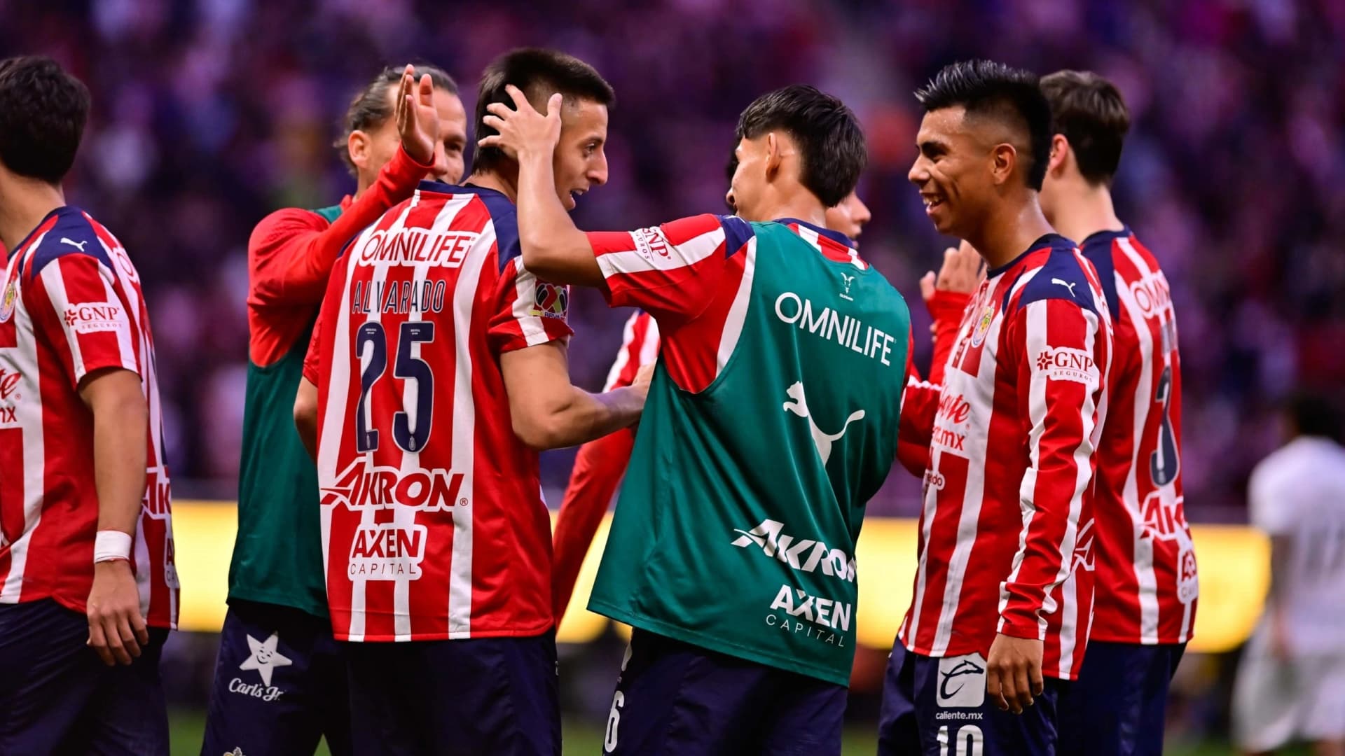 Jugadores de Chivas festejando el gol del Piojo Alvarado