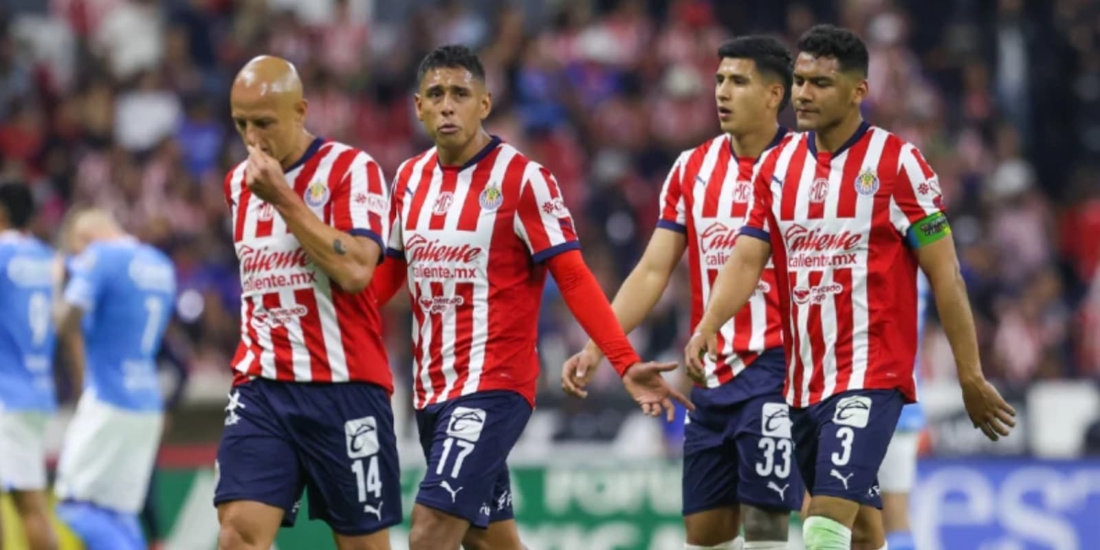 Jugadores de Chivas saliendo de la cancha / FOTO TV AZTECA