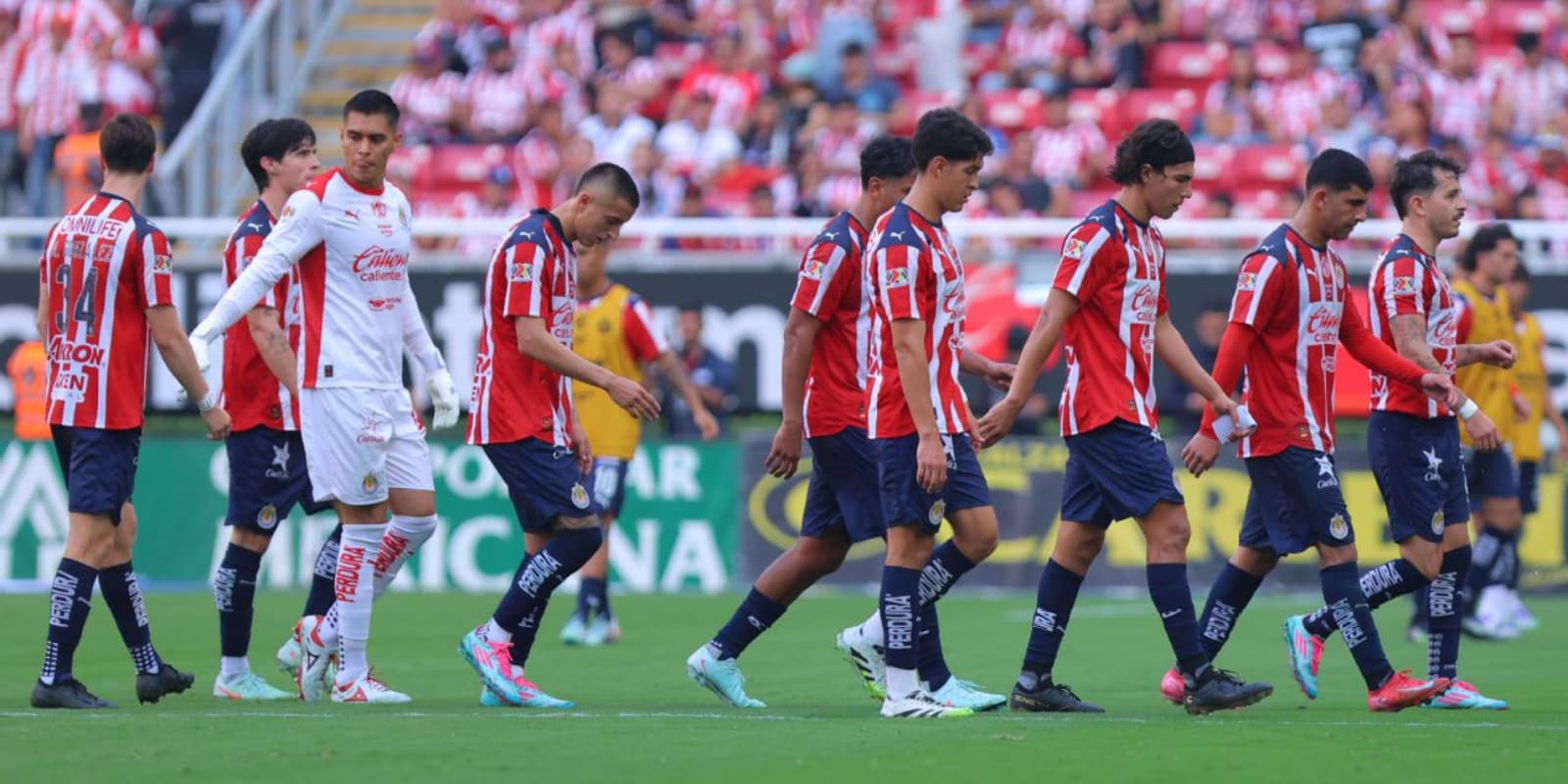 Jugadores de Chivas saliendo de su duelo ante FC Juárez / FOTO ESPN DEPORTES