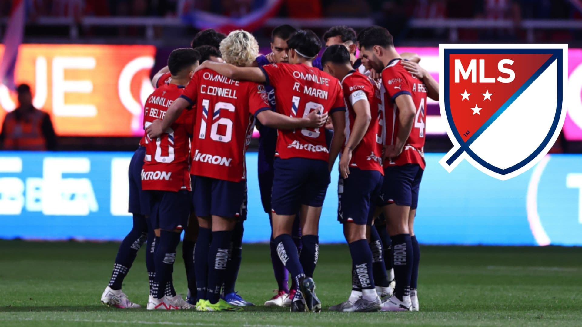 Jugadores de Chivas y el logo de la MLS