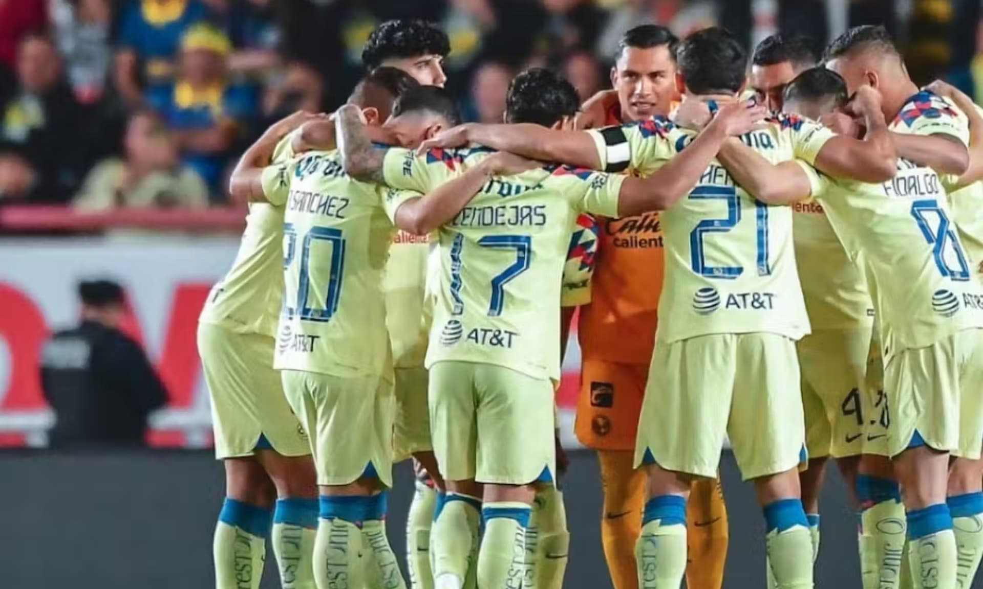 Jugadores de Club América se reúnen en el centro del campo para charlar (Fuente: Imago)