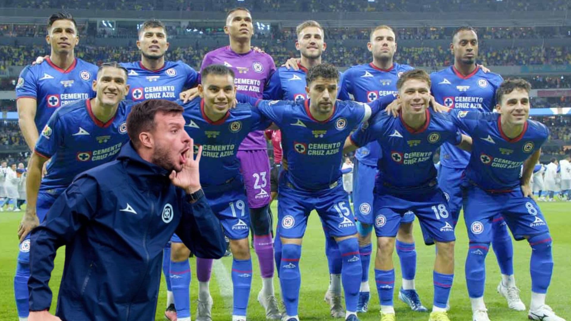 Jugadores de Cruz Azul y Anselmi dando indicaciones